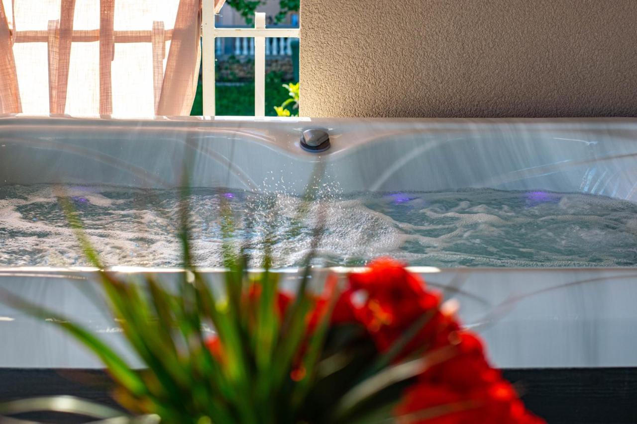 One-Bedroom Apartment with Terrace and Hot tub